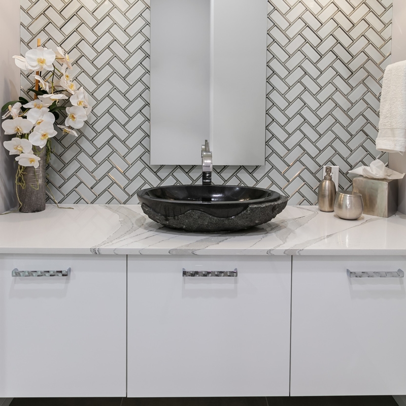 Отлакируйте крася керамическую тщету Bathroom таза с лоском белой равнины зеркала установленным стеной высоким